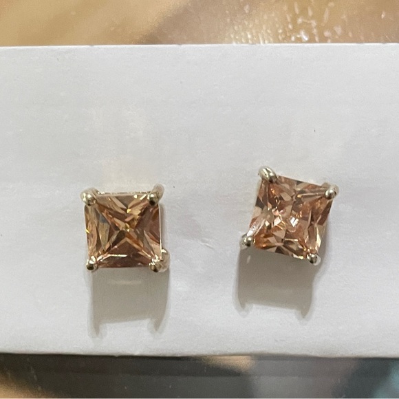 Elegant Gold Stud princess cut morganite 

Beautiful 
Worn once - Picture 2 of 16